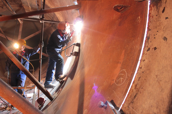 工人對回轉(zhuǎn)窯窯內(nèi)進(jìn)行焊接